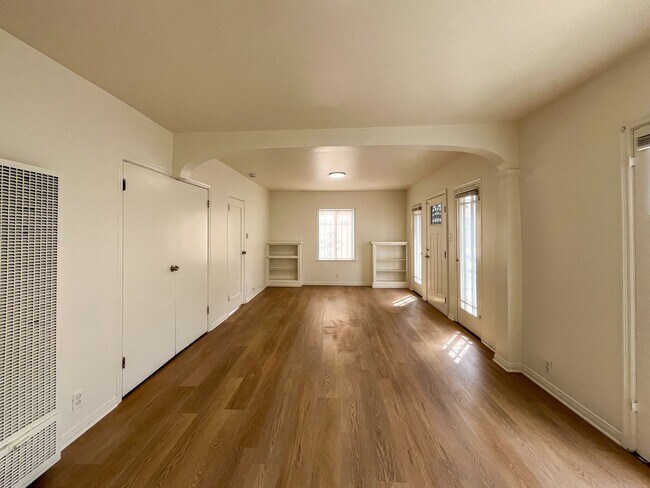 Building Photo - Spacious 1Bedroom  in LA - $1,750.00