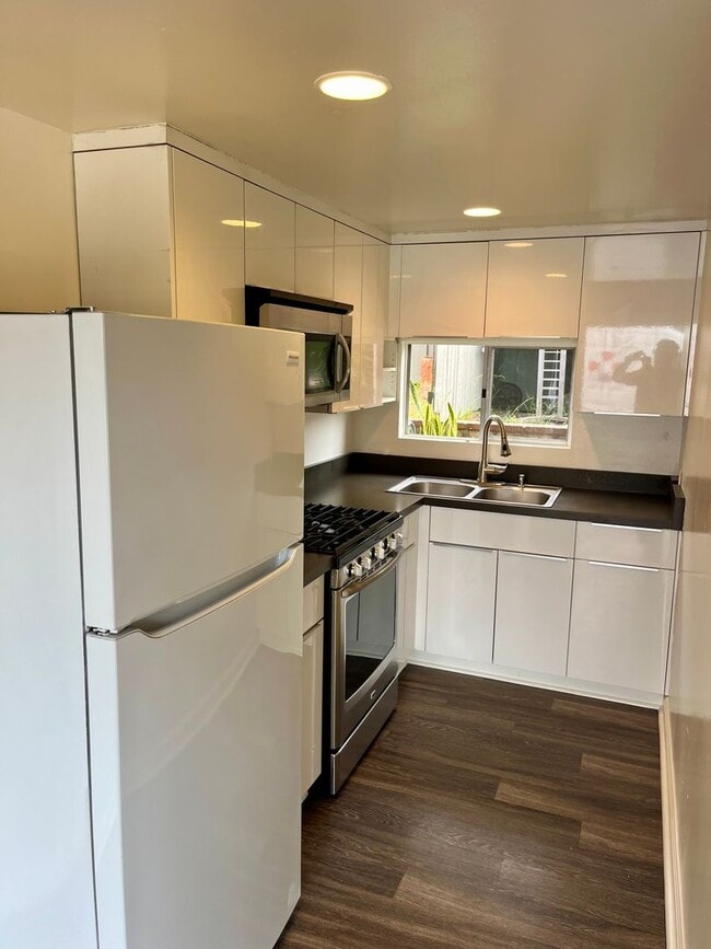 Building Photo - 328 9th St