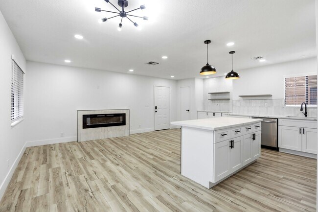 Building Photo - Beautiful 2 Bedroom Condo in China Town District