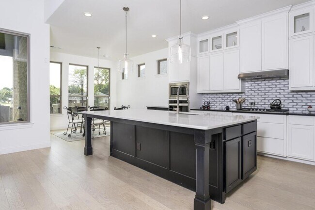 Building Photo - 2302 Royal Dove Ln