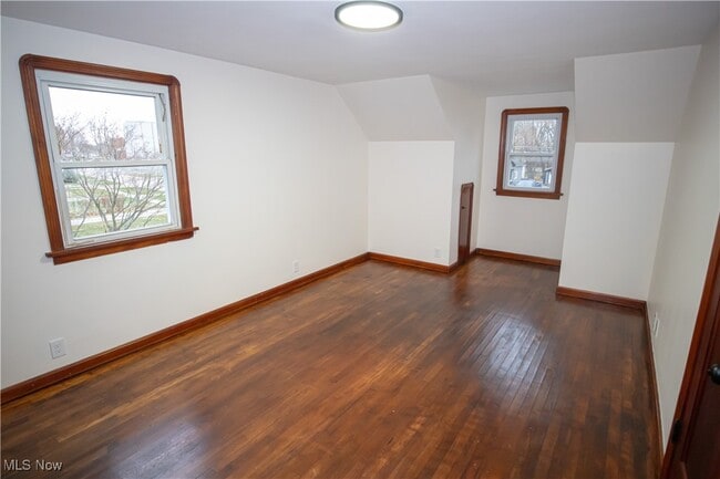 Building Photo - 483 Bank St