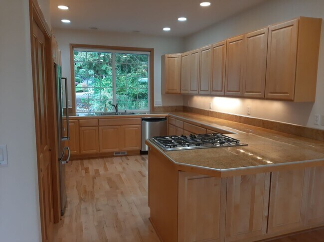 Building Photo - Golf course views, 3 bed 2 bath rambler!