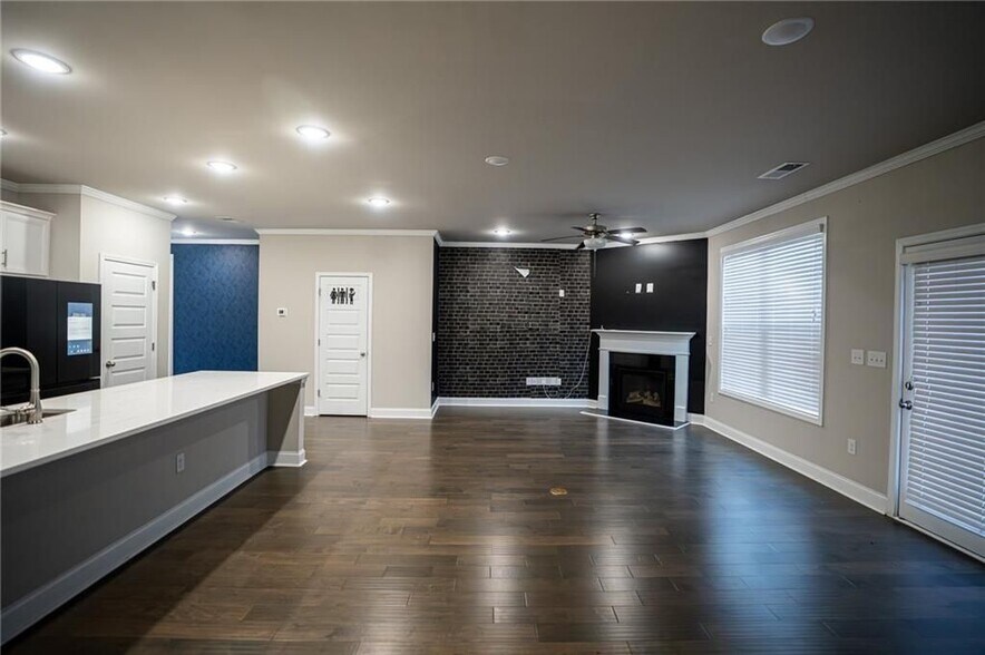 Building Photo - 2215 Manor Pointe Dr