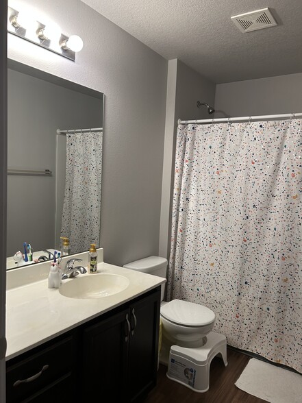 Building Photo - 4803 NE Oak Ln