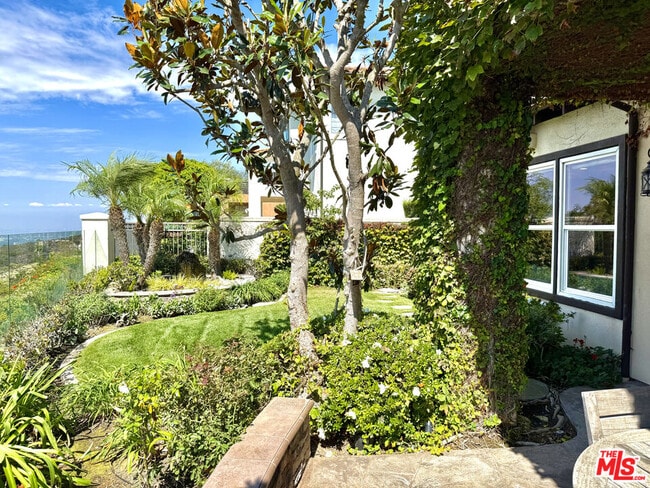 Building Photo - 5 Marisol