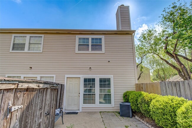 Building Photo - 2002 Gentryside Dr