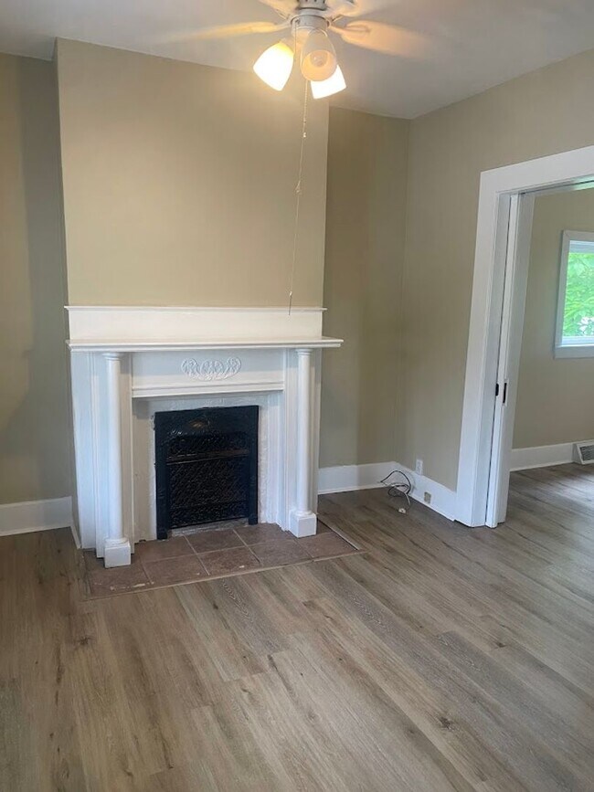 Building Photo - 4 BR, 1 Bath Single Family Home - BEECHVIEW