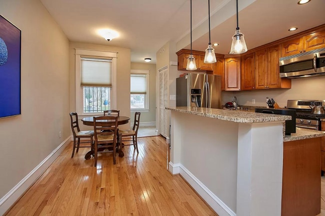 Building Photo - 3 level townhouse w 2br 2.5ba, parking spo...