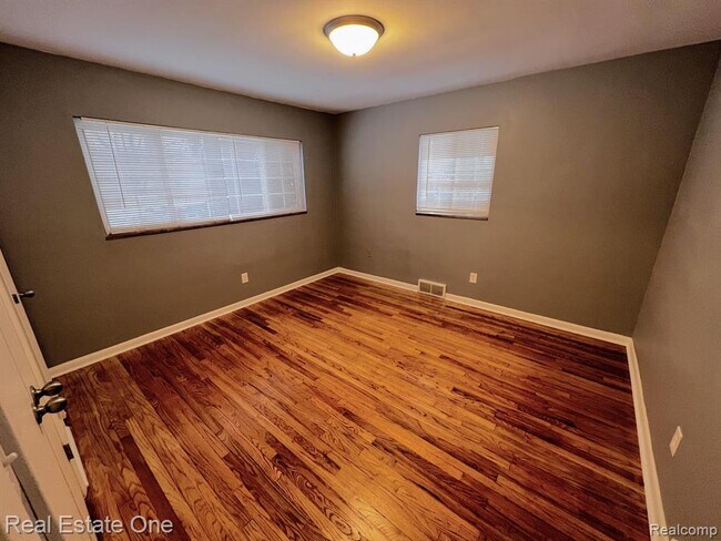 Building Photo - 463 N Eton St