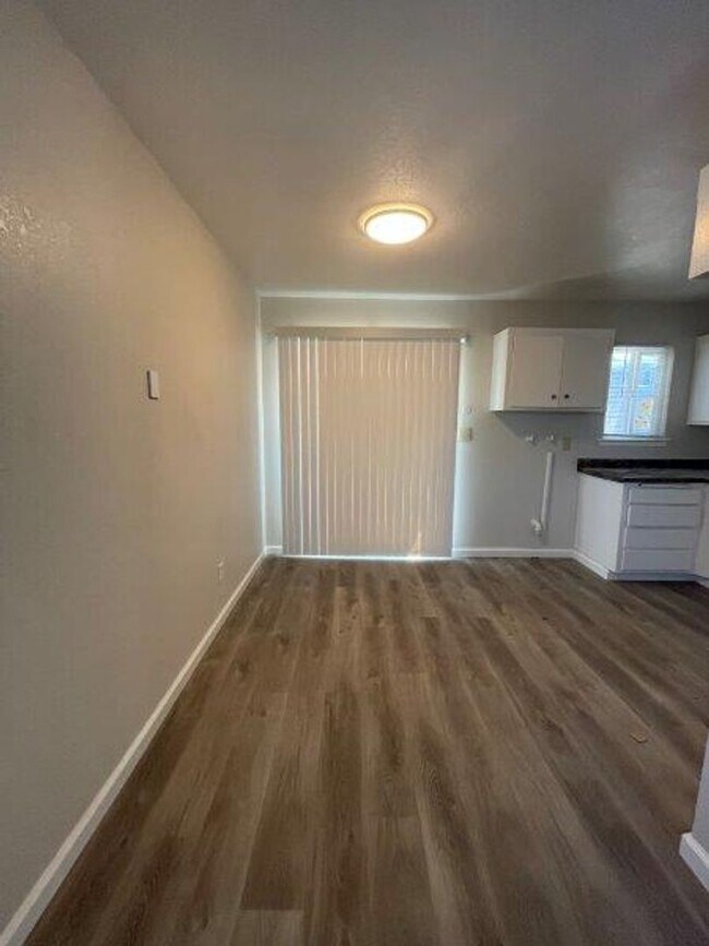 Building Photo - 2 Bedroom Walking Distance to Mather Air Force Base