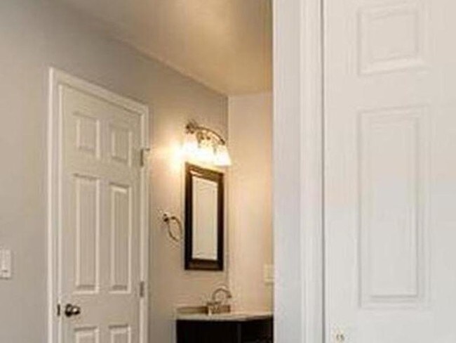 Building Photo - 1140 Poplar Ave