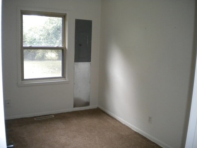 Building Photo - Pet Friendly 3 bedroom, 1 bath