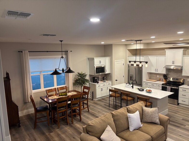 Shared dining area - 451 Dowitcher Walk