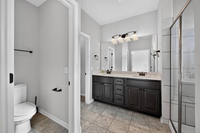 Building Photo - 5800 Baythorne Dr