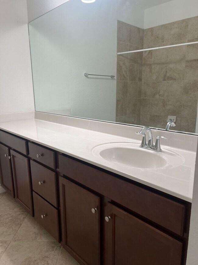 Building Photo - 3BR/2.5BA/1CG Townhome in Gran Paradiso