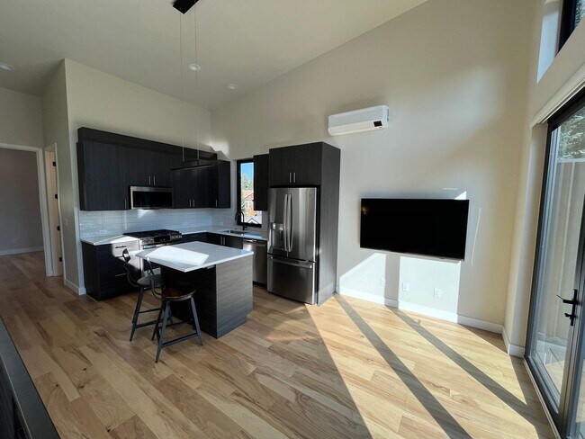 Building Photo - Modern 2 Bed, 2 Bath Just West of Century