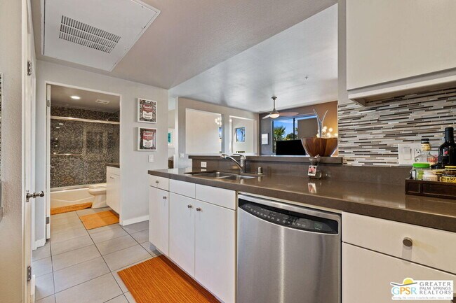 Building Photo - 930 E Palm Canyon Dr