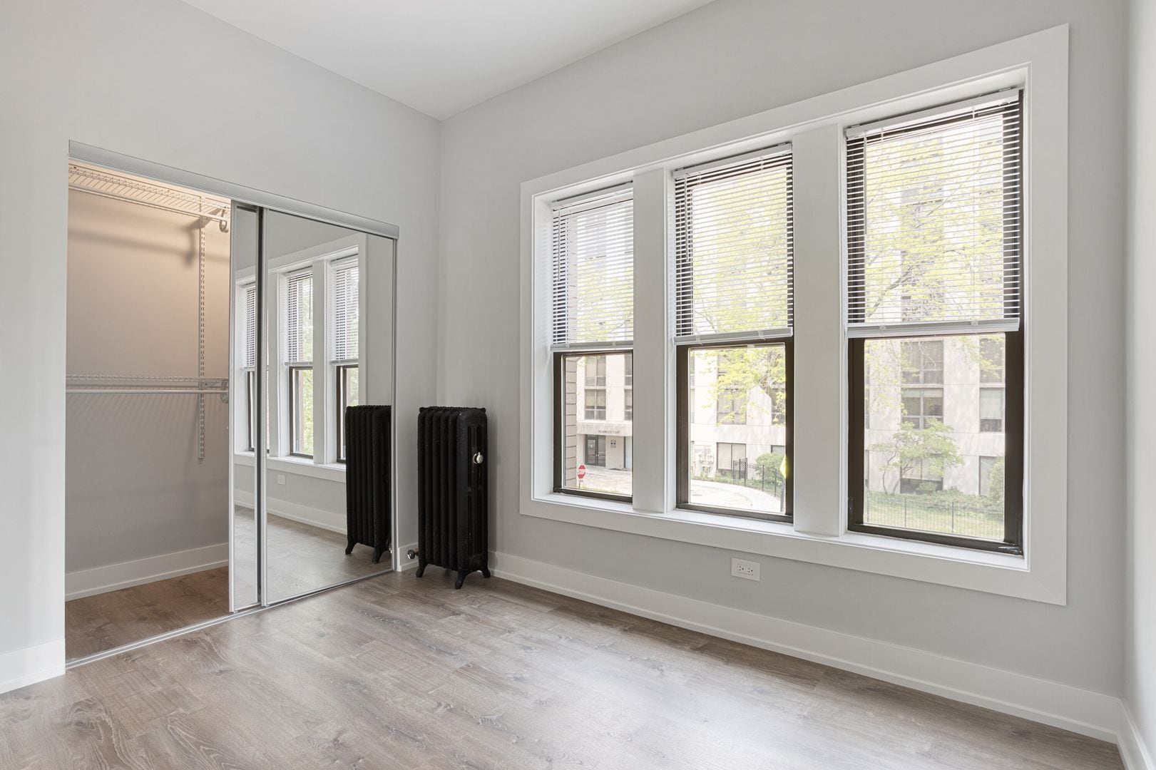 Building Photo - 6917 N Lakewood Ave