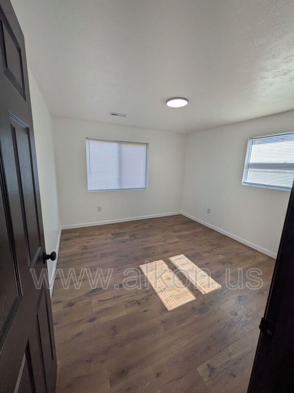 Building Photo - 949 Perry Hwy
