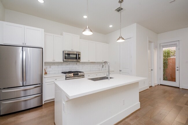 Building Photo - 310 Cyclamen St