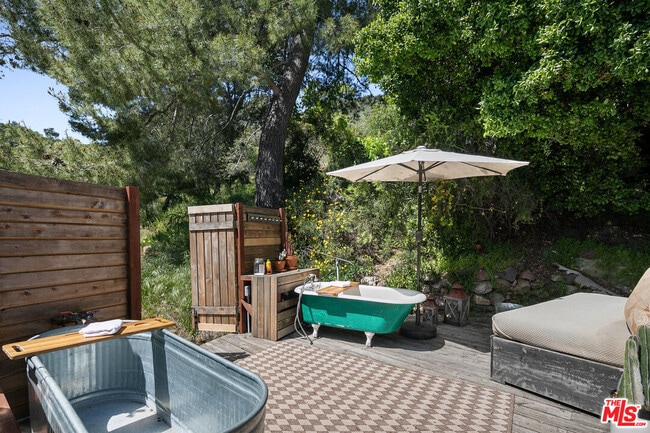 Building Photo - 913 Fernwood Pacific Dr