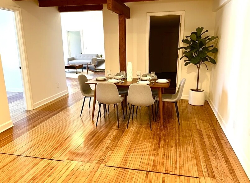 Eating Area / Open Flexible Space - 11019 E Woodstock St