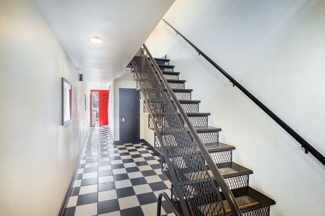 Building Photo - Ross & Matilda