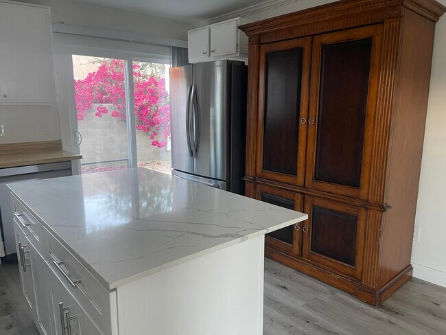 Building Photo - 53745 Avenida Diaz