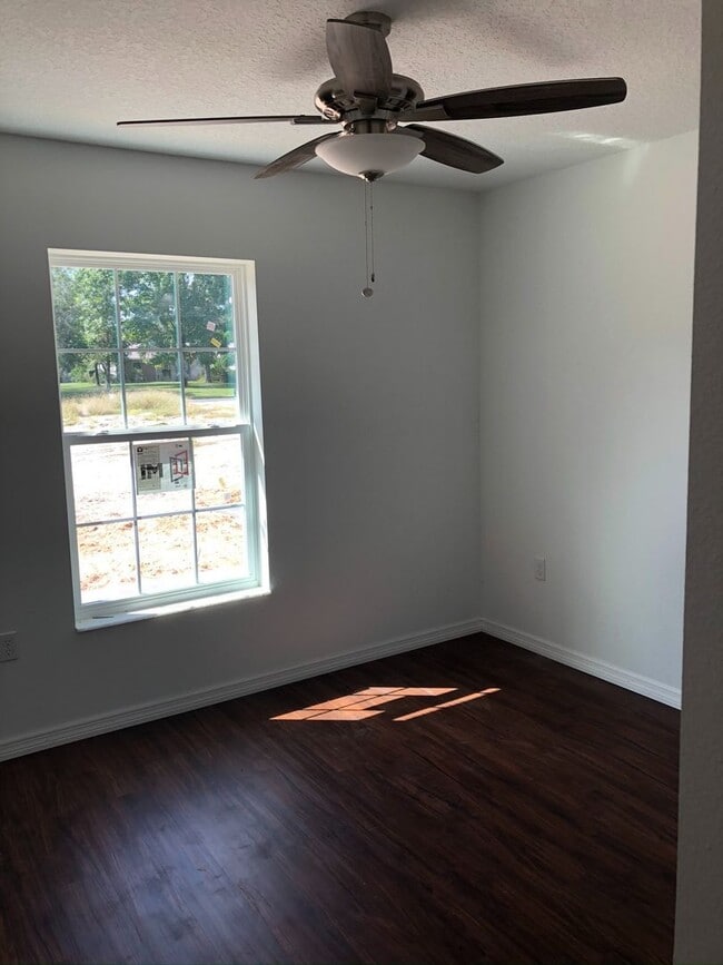 Building Photo - 3 bedroom, 2 bath, 2 car garage home on a ...
