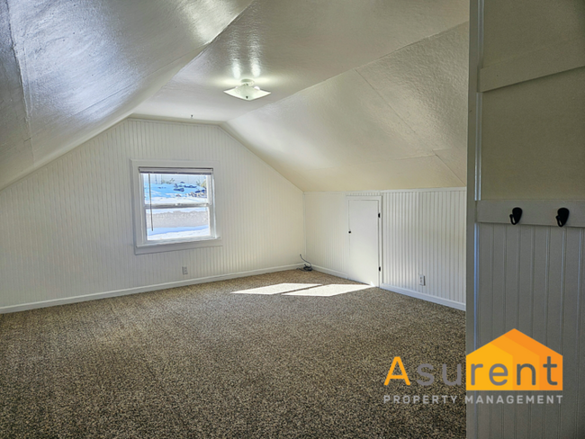 Building Photo - One Bedroom Carriage House with modern upd...