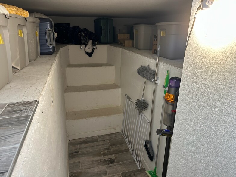 storage room - 941 W Hawthorn St