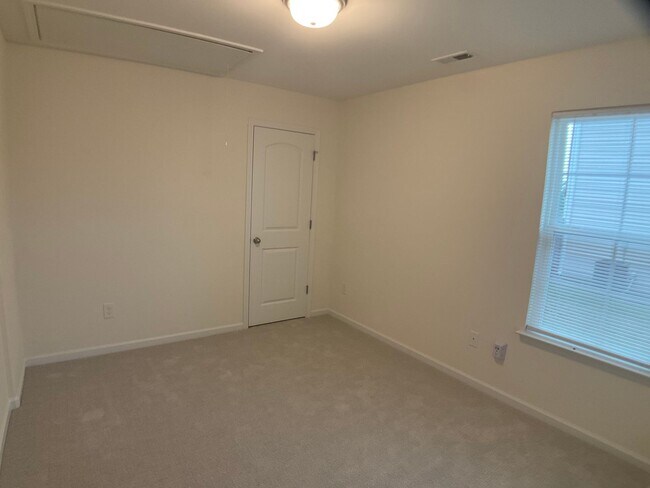 Building Photo - Almost Brand New 3 bed, 2 Bath with 1 Car ...