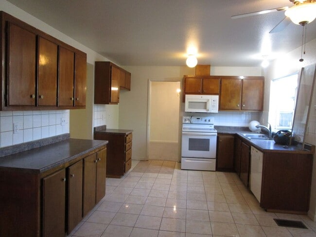 Building Photo - 812 Briarwood Ct