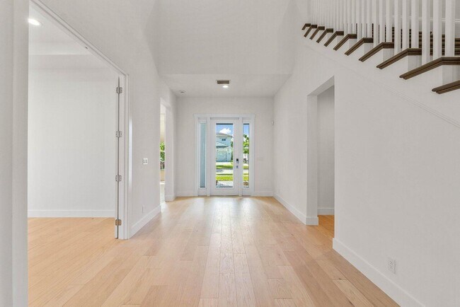 Building Photo - 9237 Crestview Cir