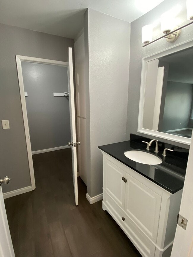 Building Photo - 2BD / 1BA Apartment with AC and parking in Mission Valley!