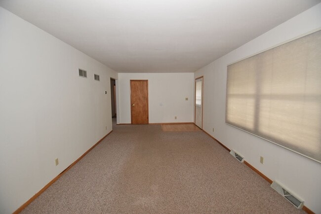 Building Photo - Mishawaka- 3 bedroom Country living near the Main Street Shopping and Edison Lakes business distr...