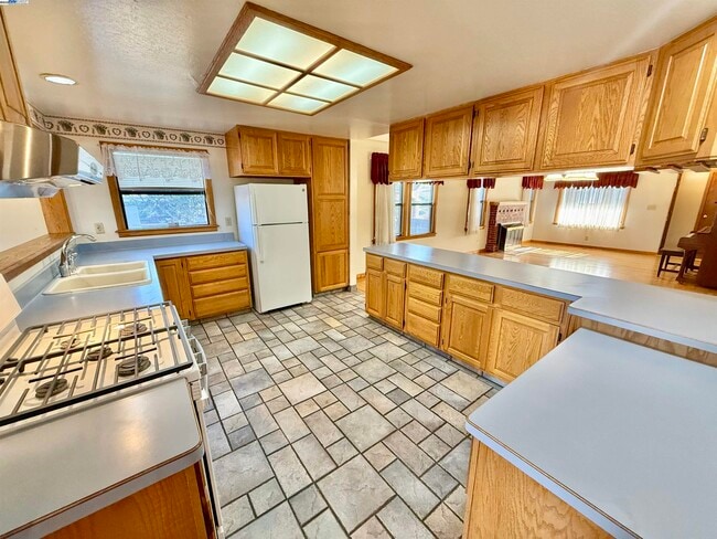 Building Photo - 252 Stoakes Ave