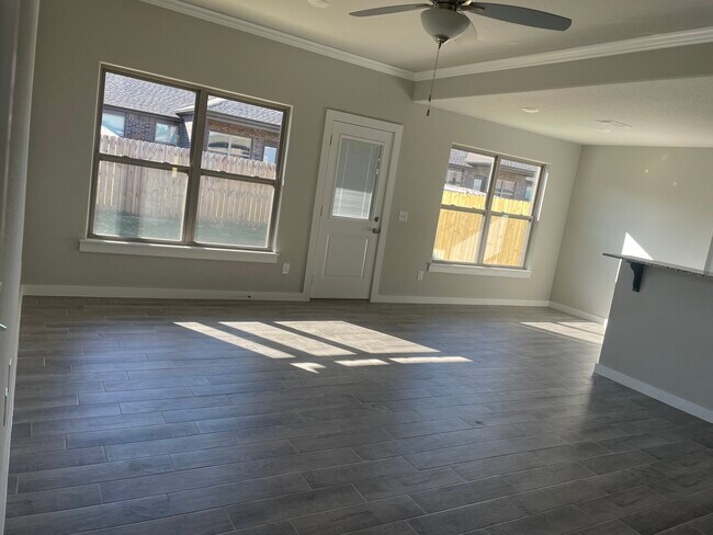 Building Photo - 521 Little Lona Ave