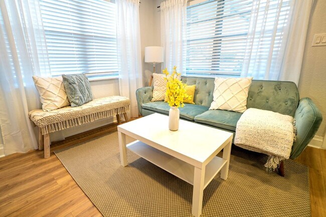 Building Photo - Chic & Stylish  Central location