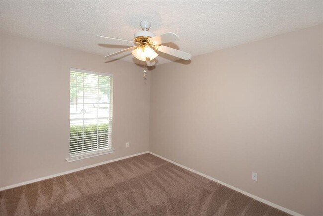 Building Photo - 1812 Hollow Tree Blvd