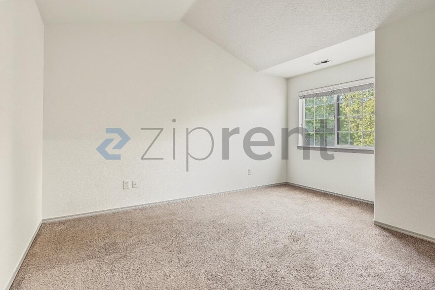 Building Photo - Unit