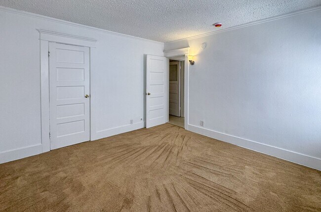 Building Photo - 338-340 1/2 S. Catalina St.-338 1/2