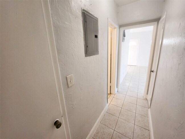 Building Photo - 505 S Ocean Dr