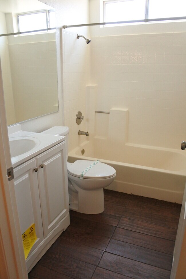 Building Photo - New Listing!