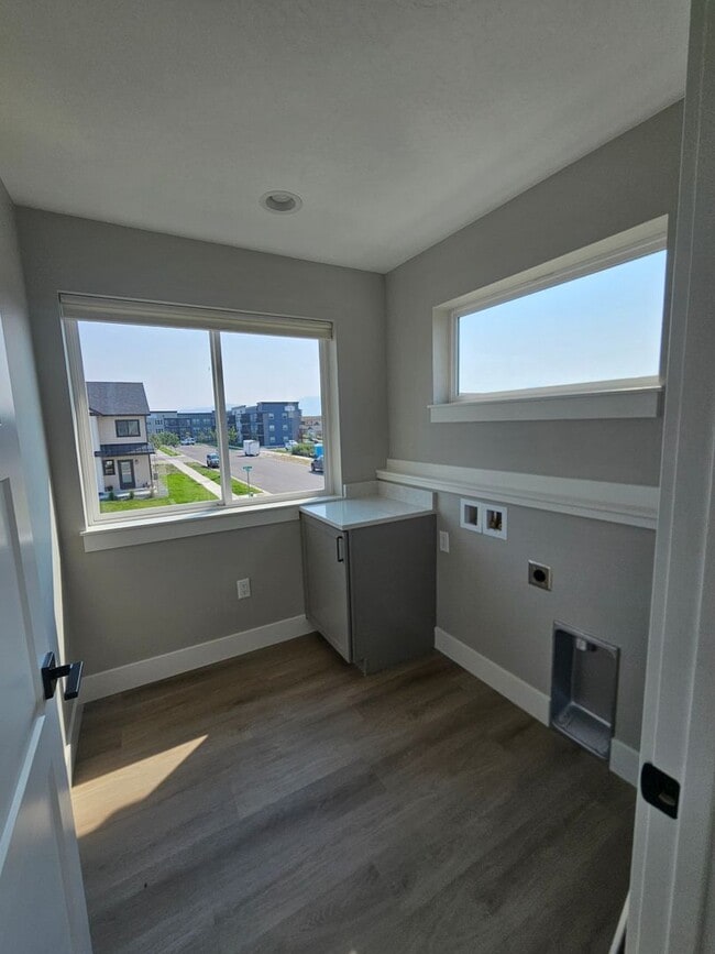 Building Photo - Brand New Townhome