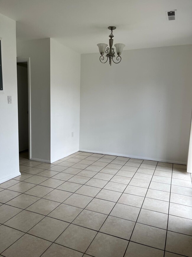 Building Photo - 2611 Hallam Ct