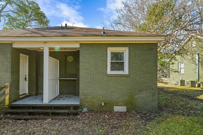 Building Photo - 373 Spring St SW