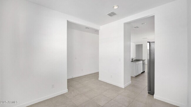 Building Photo - 40035 W Shaver Dr