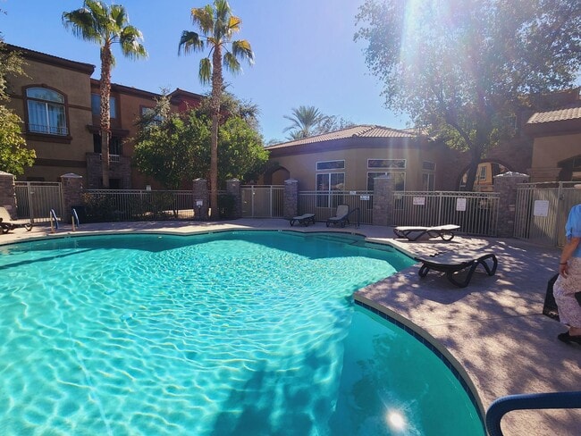 Building Photo - Lovely Parkside Townhome!