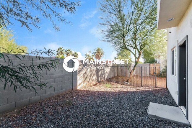 Building Photo - 3 Bedroom Pet-Friendly Home in Phoenix, AZ...